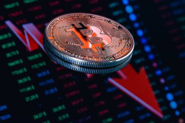 Aşağıya bakan büyük kırmızı bir okun arka planında bitcoin var. Bitcoin 'in düşme hızı kavramı.