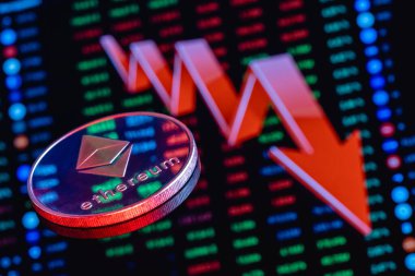 Aşağı bakan büyük kırmızı bir okun arka planında bulunan ruhani para. Ethereum 'un düşme hızı kavramı.