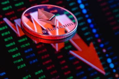 Aşağı bakan büyük kırmızı bir okun arka planında bulunan ruhani para. Ethereum 'un düşme hızı kavramı.