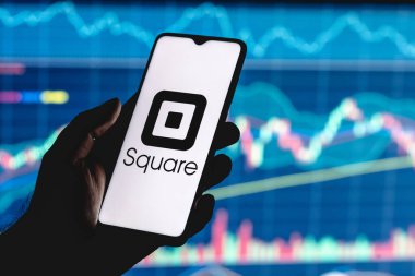 Kazan, Rusya - 30 Mayıs 2021: Square, Inc., elektronik ödemeleri kabul etmek ve işlemek için çözümler üreten bir Amerikan teknoloji şirketidir. Akıllı telefon ekranında kare logo.