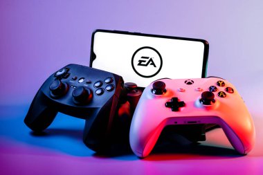 Kazan, Rusya - 14 Ağustos 2021: Electronic Arts Inc., ABD 'li video oyunu şirketidir. Ekranda Elektronik Sanatlar logosu olan akıllı bir telefon. Oyun platformlarının üzerinde..