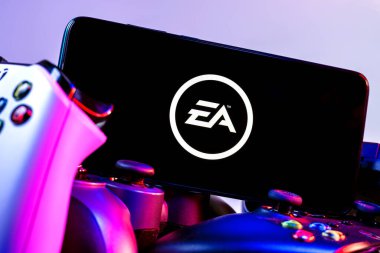 Kazan, Rusya - 14 Ağustos 2021: Electronic Arts Inc., ABD 'li video oyunu şirketidir. Ekranda Elektronik Sanatlar logosu olan akıllı bir telefon. Oyun platformlarının üzerinde..