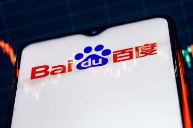 Kazan, Rusya - 16 Ağustos 2021: Baidu, Çin 'in çok uluslu teknoloji şirketidir. Arkaplanda Baidu logosu olan bir akıllı telefon..