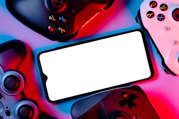 Makieta Smartfona Białym Ekranem Otoczonym Gamepadami Kolorowym Tle — Zdjęcie stockowe