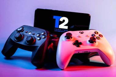 Kazan, Rusya - 19 Ağustos 2021: Take-Two Interactive Software, Inc., ABD 'li video oyunu holding şirketi. Oyun platformlarının üzerinde Take-Two logosu olan bir akıllı telefon..