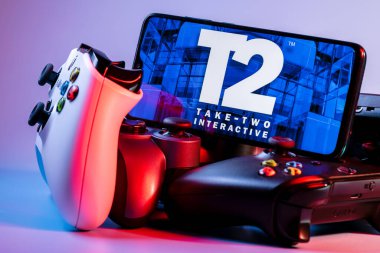 Kazan, Rusya - 19 Ağustos 2021: Take-Two Interactive Software, Inc., ABD 'li video oyunu holding şirketi. Oyun platformlarının üzerinde Take-Two logosu olan bir akıllı telefon..