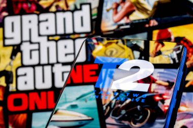 Kazan, Rusya - 19 Ağustos 2021: Take-Two Interactive Software, Inc., ABD 'li video oyunu holding şirketi. Akıllı telefon ekranında ikinci logo. Arka planda GTA oyunundan bir çerçeve.