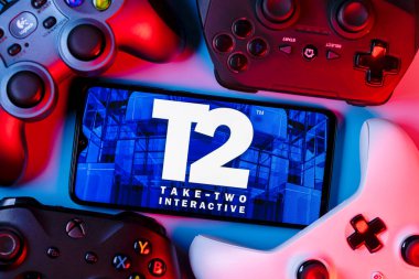 Kazan, Rusya - 19 Ağustos 2021: Take-Two Interactive Software, Inc., ABD 'li video oyunu holding şirketi. Oyun rampalarıyla çevrili ekranında Take-Two logosu olan bir akıllı telefon..