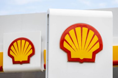 Kazan, Rusya - 14 Eylül 2021 - Hollanda Kraliyet Deniz Kabuğu, İngiliz-Hollandalı çok uluslu petrol ve doğalgaz şirketi. Benzin istasyonundaki deniz kabuğu logosu..