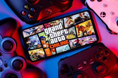 Kazan, Rusya - 17 Eylül 2021: Grand Theft Auto Online, çok oyunculu aksiyon-macera oyunu. Oyun rampalarıyla çevrili ekranda GTA Online çerçeveli bir akıllı telefon.