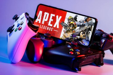 Kazan, Rusya - 25 Eylül 2021: Apex Legends serbest oynanan bir kraliyet nişancı oyunudur. Apex Legends 'in çerçevesine sahip akıllı bir telefon ekranda oyun alanlarıyla çevrili..