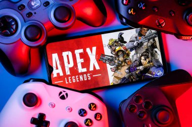 Kazan, Rusya - 25 Eylül 2021: Apex Legends serbest oynanan bir kraliyet nişancı oyunudur. Apex Legends 'den bir çerçeve içeren akıllı bir telefon..