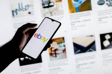 Kazan, Rusya - Sep 25, 2021: eBay online alışveriş, açık artırma ve pazar hizmetleri sunan bir e-ticaret şirketidir. Elinde eBay logosu olan bir akıllı telefon..