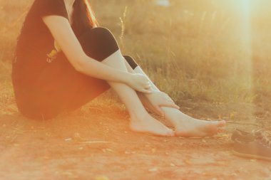 bacakları ve kolları toprak zemin üzerine