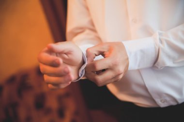 İki mum ve çam kozalağı