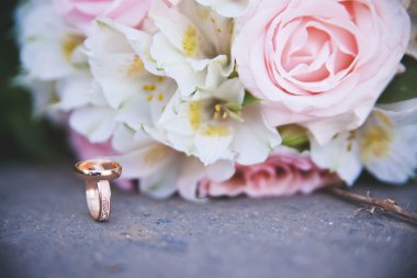 gelin buketi arka plan üzerinde iki altın alyans