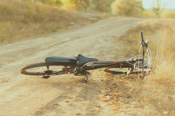 La bicicleta y el sol en la carretera — Foto de Stock