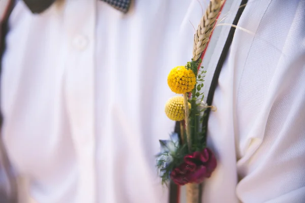 結婚式の日のための花婿の服 様々な材料で作られたブトニエール — ストック写真