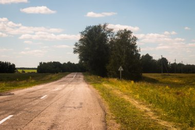yol, bulutlar, ağaçlar