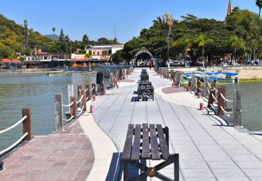 Chapala 'daki sahil yolu ve deniz fenerinden alınan bankalar, Jalisco.
