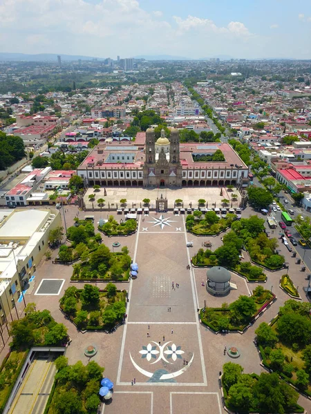 Zapopan, Meksyk - 5 lipca 2020: Widok z przodu parafii San Pedro Apostol — Zdjęcie stockowe
