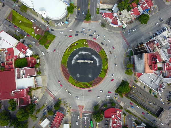 Zenith uitzicht met drone van het verkeer op de Minerva verkeerscirkel — Stockfoto