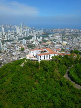 Cerro de la Popa ve Cartagena Körfezi dikey hava manzarası
