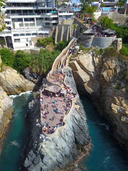 Vista vertical aérea da varanda do penhasco de La Quebrada, Acapulco — Fotografia de Stock