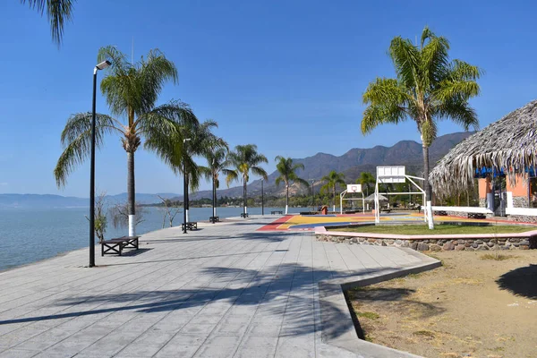 Foto del paseo marítimo de Ajijic, una cancha de baloncesto y el lago Chapala — Foto de Stock