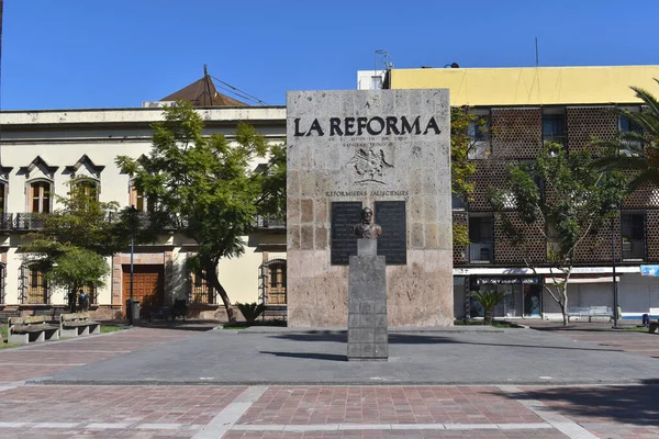 Widok z przodu parku reform i jego pomnik w centrum Guadalajary — Zdjęcie stockowe