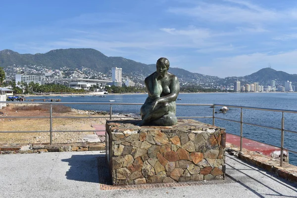 Uma estátua de uma mulher chamada My beautiful and cute Acapulco — Fotografia de Stock