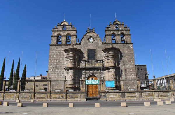Vista frontal del santuario de Nuestra Señora de Guadalupe en el centro de Guadalajara — Foto de Stock