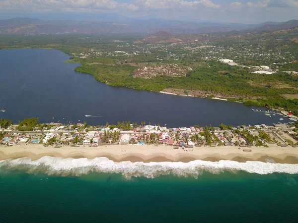 Vista aérea de Coyuca Bar, el océano en el fondo, y el lago en la parte superior — Foto de Stock