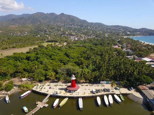 Veduta aerea di una passerella nella laguna di Coyuca, di un faro e di molte barche — Foto Stock