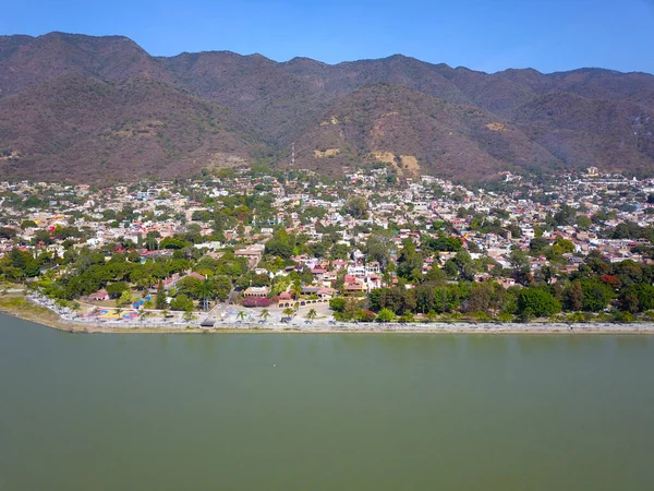 Veduta aerea di Ajijic dal lago Chapala, può il lungomare, e la città — Foto Stock