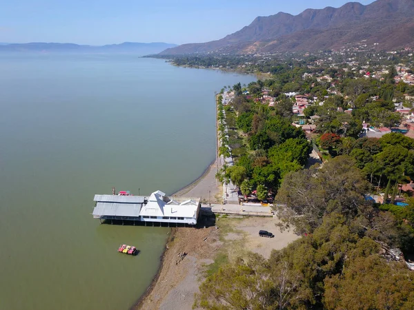 Vista aerea laterale del lungomare di Ajijic, lago e alcuni alberi — Foto Stock