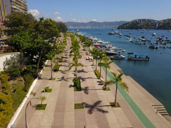 Veduta aerea della passeggiata dei pescatori ad Acapulco con la sua pista ciclabile — Foto Stock