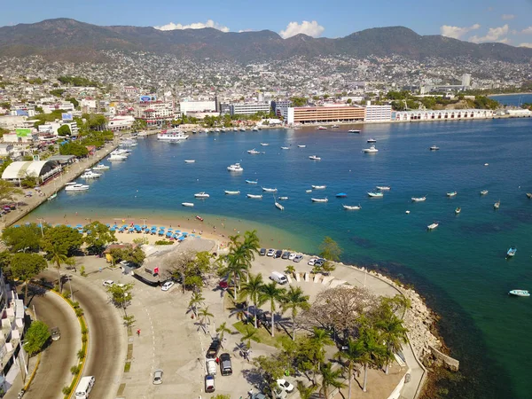 Veduta aerea della baia di Acapulco, rotonda di uomini illustri e una passerella — Foto Stock