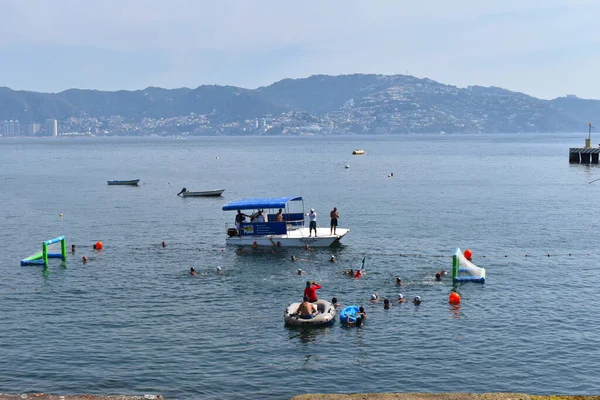 Un grupo de personas jugando waterpolo en la bahía de Acapulco — Foto de Stock