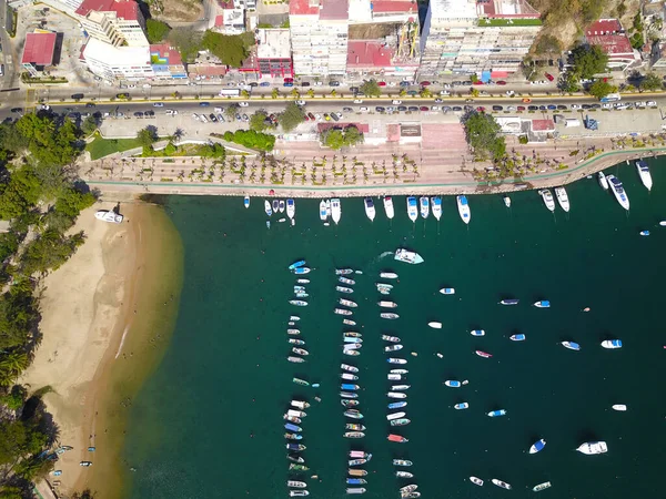 Vista aérea del paseo de los pescadores y la playa de Manzanillo en Acapulco — Foto de Stock