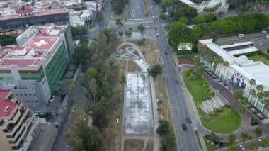 Lazaro Cardenas Bulvarı boyunca seyahat ederken bir park görebilirsiniz.