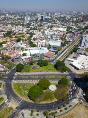 Guadalajara 'nın ortadaki at çardağıyla dikey görüntüsü.