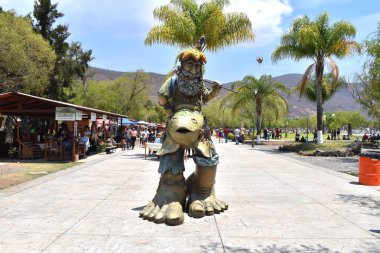 Jocotepec 'in tahta kaldırımındaki dev bir balıkçının heykeli