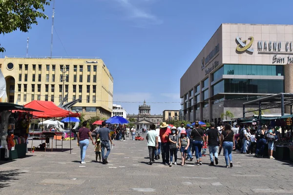 Vista de un domingo en la Plaza Tapatia en el centro de Guadalajara — Foto de Stock