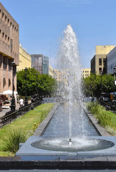Vista vertical de una fuente en el Paseo Degollado en el centro de Guadalajara — Foto de Stock