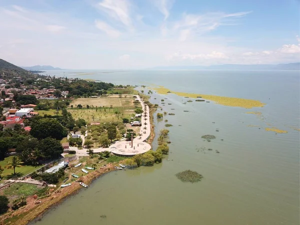 Vista aérea del paseo marítimo de San Juan Cosala y el lago Chapala — Foto de Stock