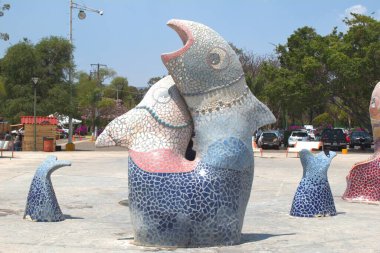 Jocotepec kaldırımında balık şekilli bir çeşme manzarası