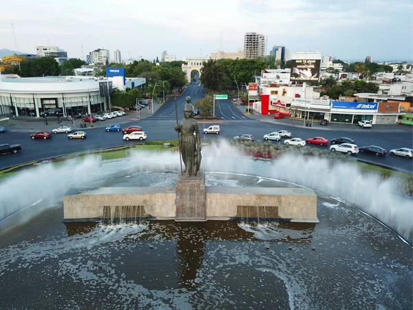 Vista frontal de la estatua de Minerva en la rotonda con la fuente — Foto de Stock