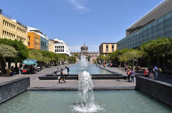 Pohled na fontánu na Plaza Tapatia v centru města Guadalajara — Stock fotografie