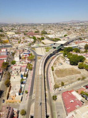 Hafif tren istasyonu ve Zapopan şehir merkezinin dikey hava görüntüsü